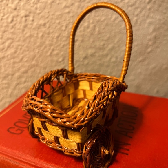 Vintage Small Brown Wicker Figurine Wheelbarrow Trinket Basket Jewelry Box - Picture 2 of 8